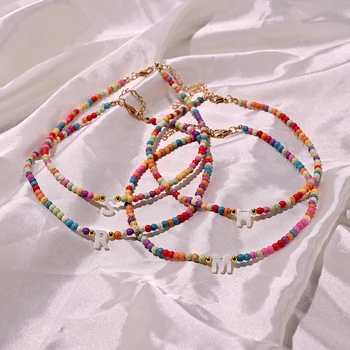Колье с инициалами из натуральной раковины, Модные разноцветные бусины, ожерелье из 26 букв для женщин, богемные украшения, Аксессуары в стиле бохо. Изображение 0