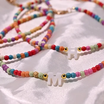 Колье с инициалами из натуральной раковины, Модные разноцветные бусины, ожерелье из 26 букв для женщин, богемные украшения, Аксессуары в стиле бохо. Изображение 3